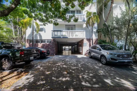 921 Jefferson Ave #3C
