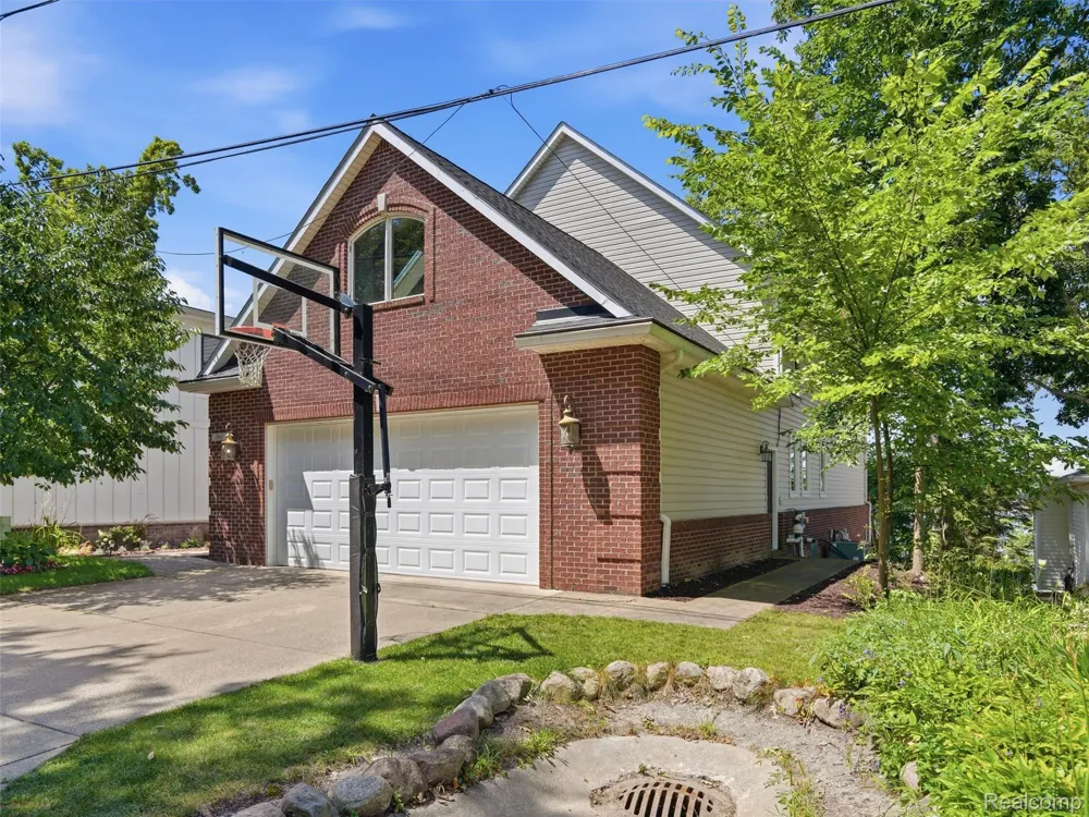 3962 Highcrest Drive Genoa Township, MI 48116