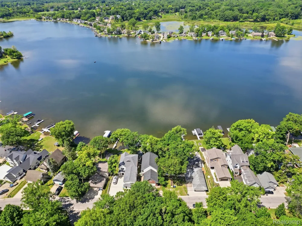 3962 Highcrest Drive Genoa Township, MI 48116