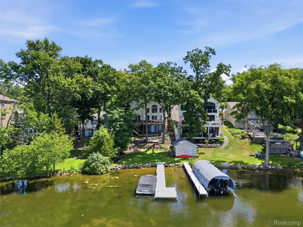 3962 Highcrest Drive Genoa Township, MI 48116