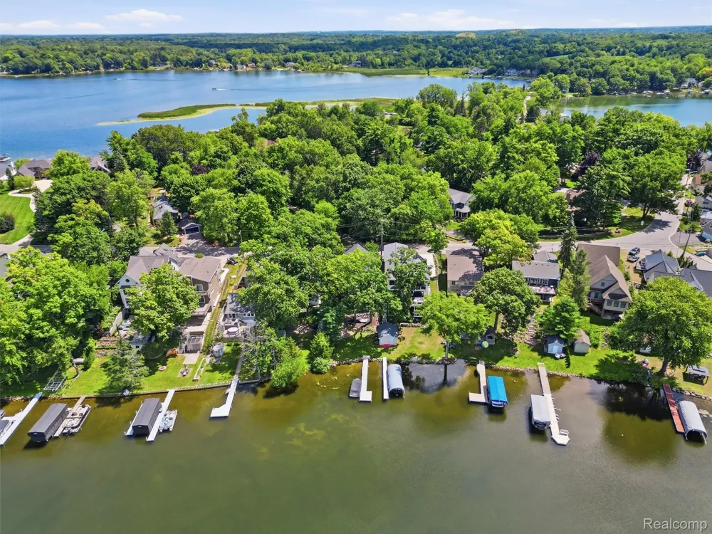 3962 Highcrest Drive Genoa Township, MI 48116