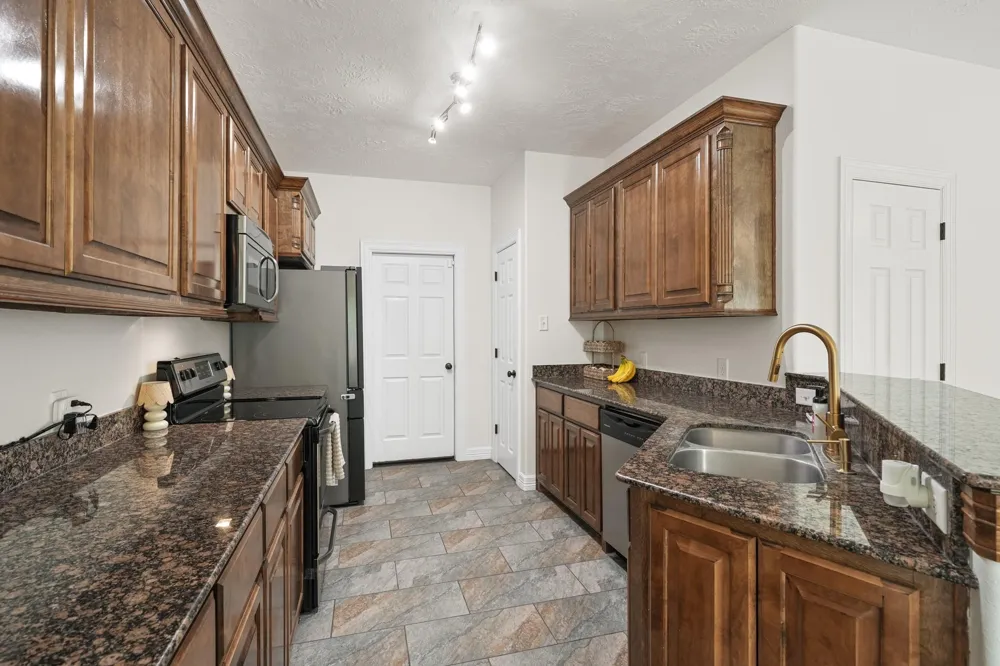 6101 Fox Ridge Drive Angleton, TX 77515