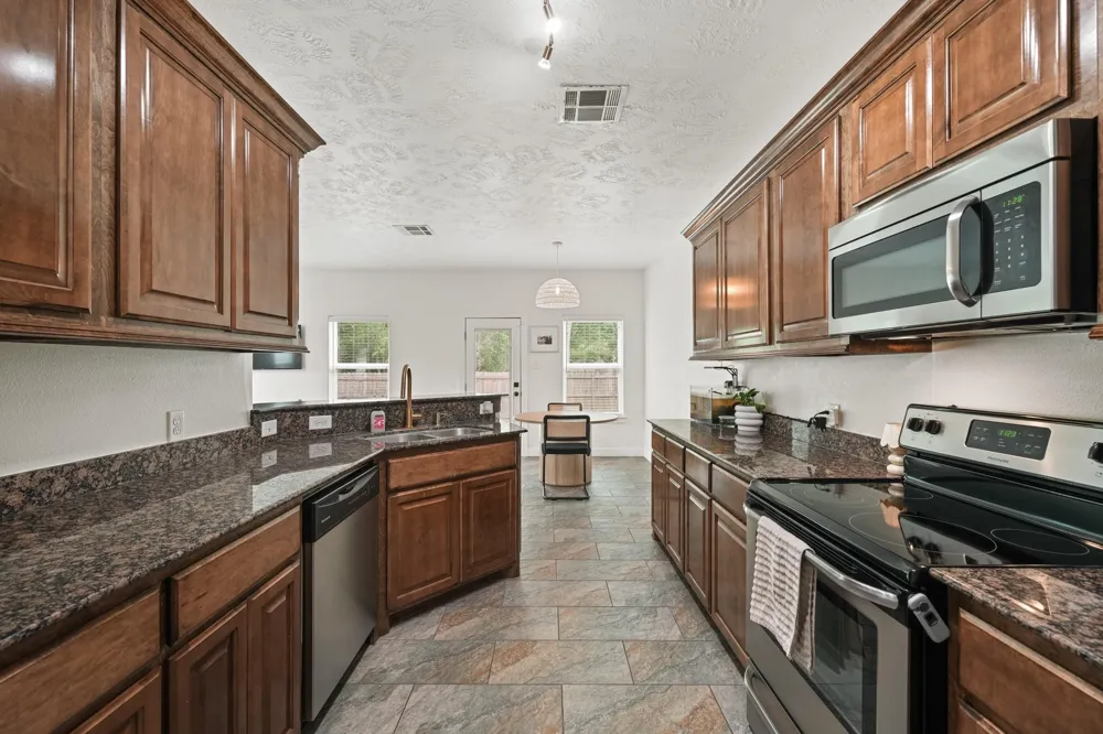 6101 Fox Ridge Drive Angleton, TX 77515