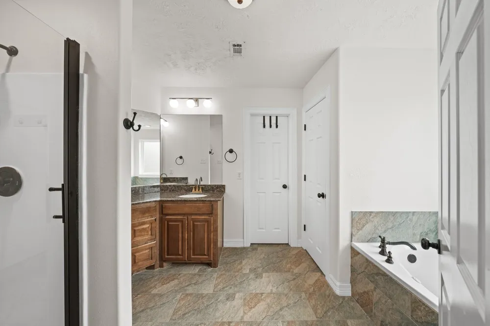 6101 Fox Ridge Drive Angleton, TX 77515