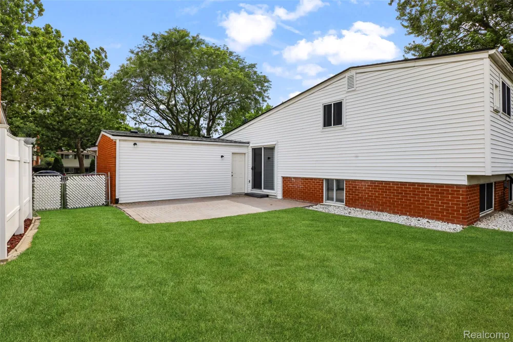 1326 W Elmwood Avenue Clawson City, MI 48017