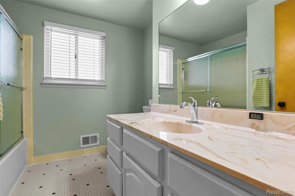 1326 W Elmwood Avenue Clawson City, MI 48017