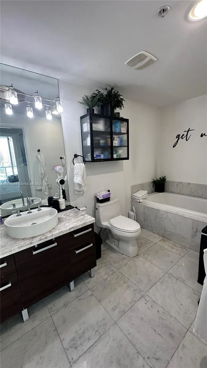 244 Biscayne Blvd #1707 Miami, FL 33132