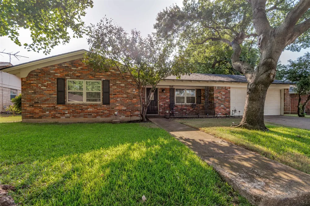 2304 Shady Brook Drive Bedford, TX 76021