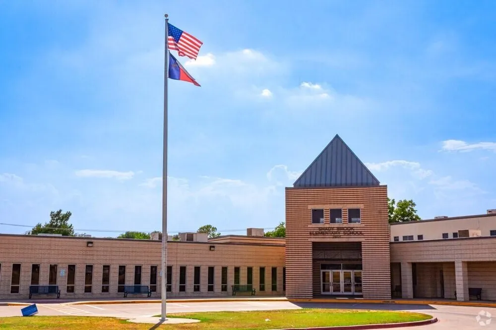 2304 Shady Brook Drive Bedford, TX 76021