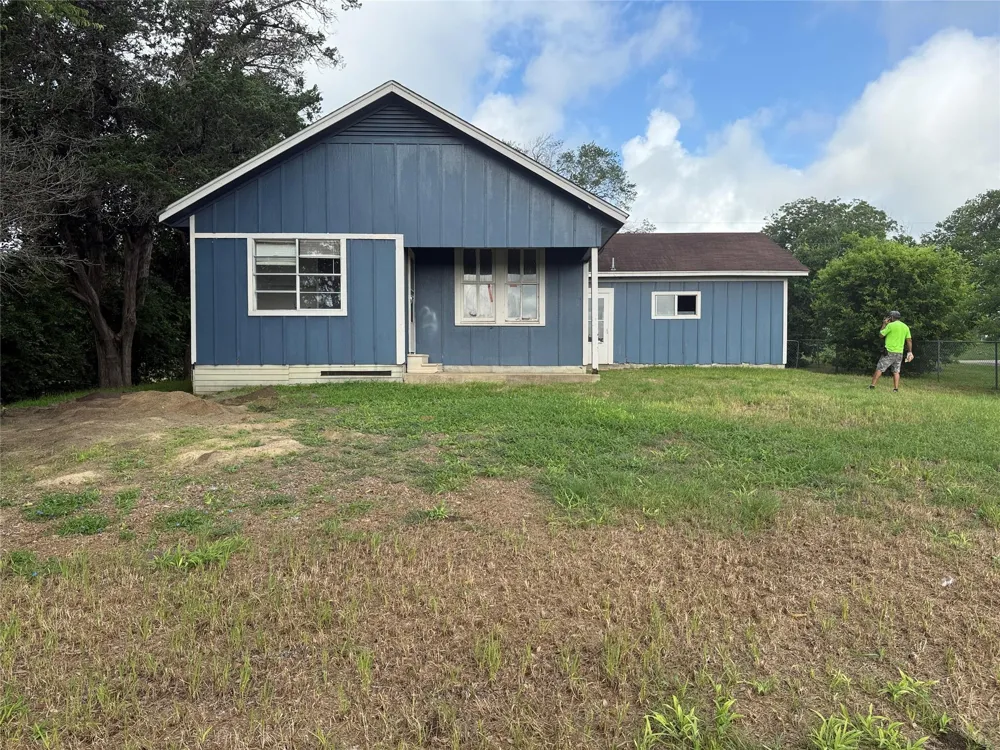 1515 Moulton Street Shiner, TX 77984