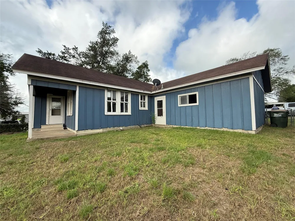 1515 Moulton Street Shiner, TX 77984