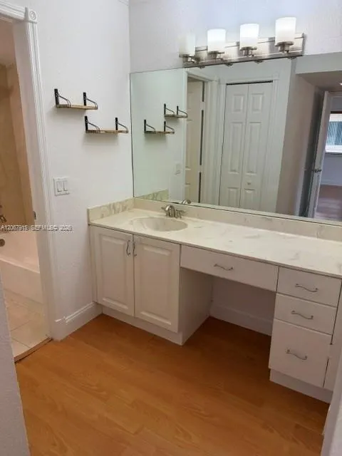 164 Lakeview Dr #204 Weston, FL 33326