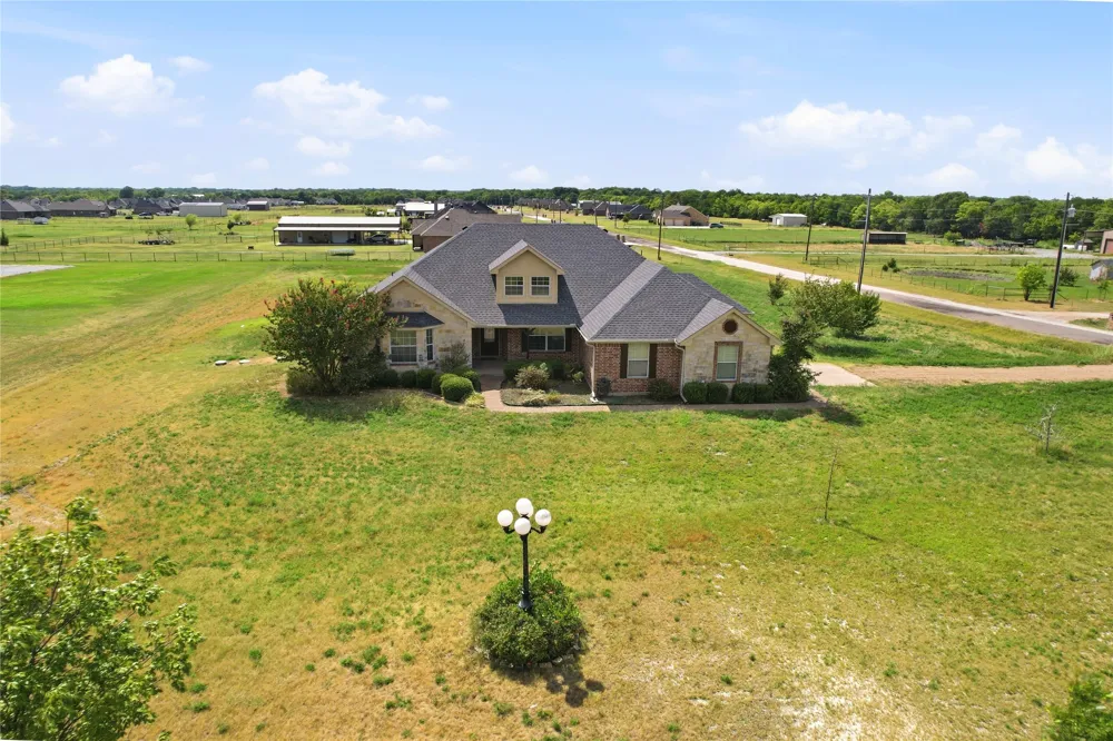 101 Cheyenne Trail Trenton, TX 75490