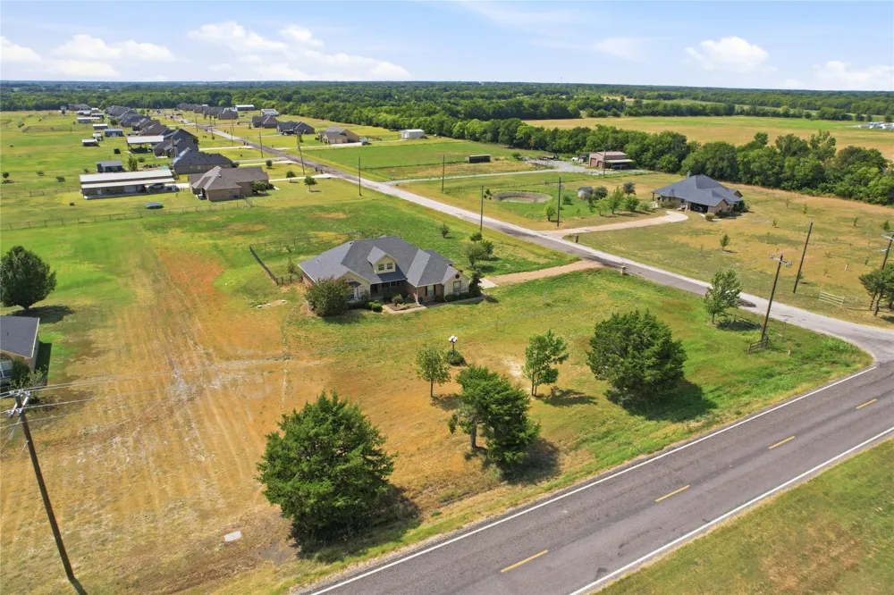 101 Cheyenne Trail Trenton, TX 75490