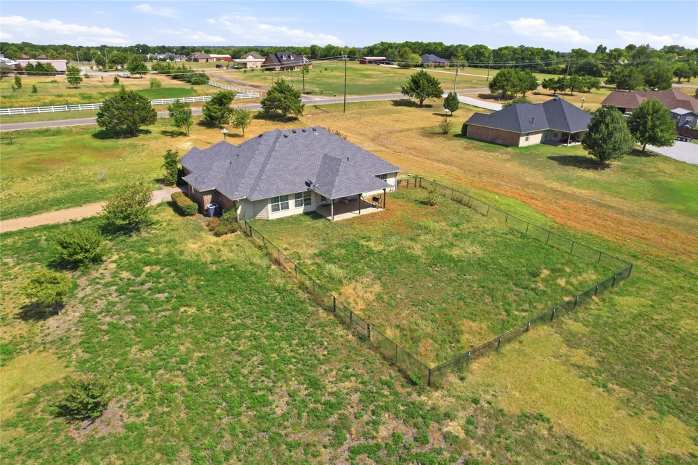 101 Cheyenne Trail Trenton, TX 75490
