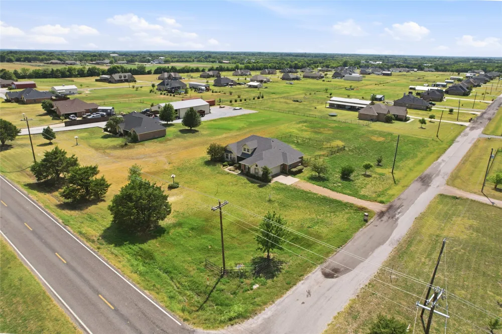 101 Cheyenne Trail Trenton, TX 75490