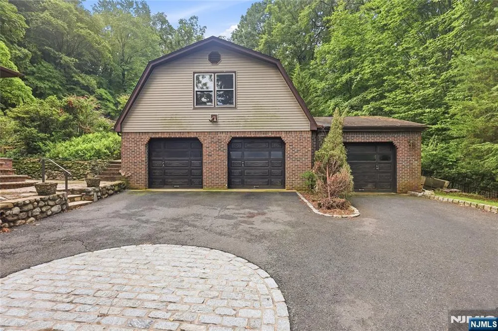 41 Crest Road Hillsdale, NJ 07642