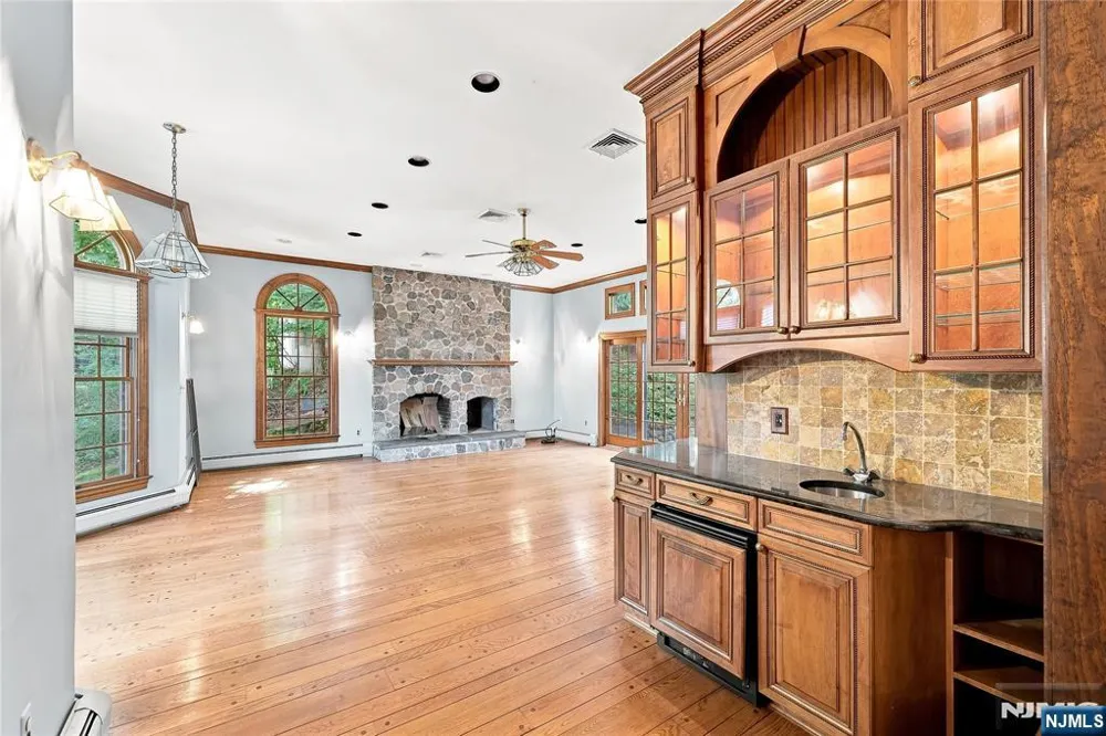 41 Crest Road Hillsdale, NJ 07642