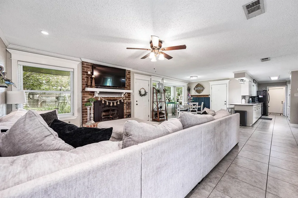 63 E County Road 136 Alvin, TX 77511