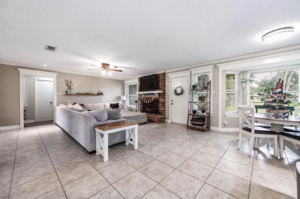 63 E County Road 136 Alvin, TX 77511
