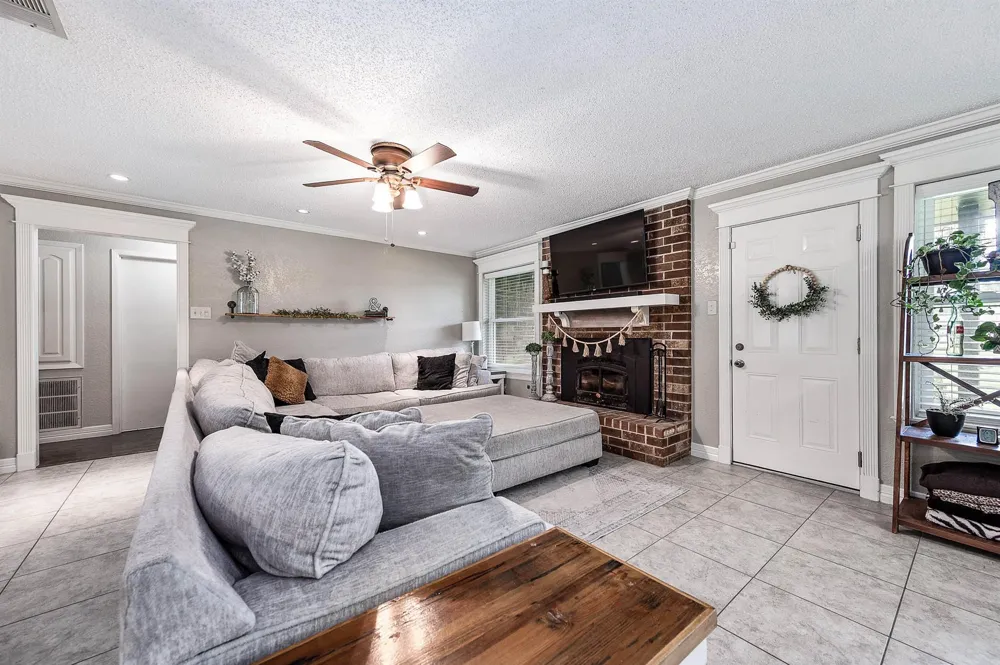 63 E County Road 136 Alvin, TX 77511