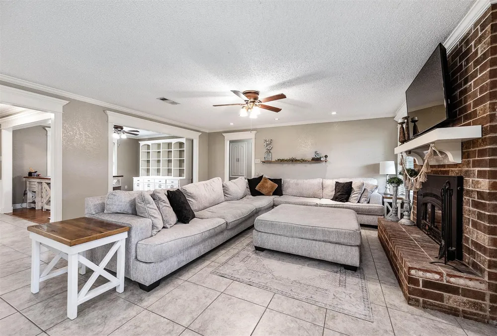 63 E County Road 136 Alvin, TX 77511