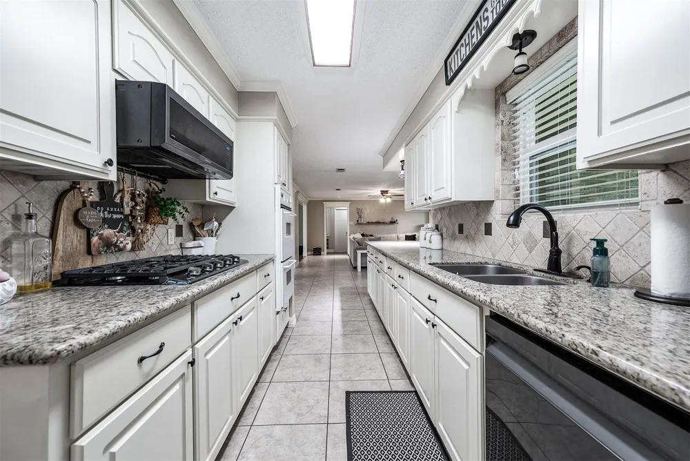 63 E County Road 136 Alvin, TX 77511