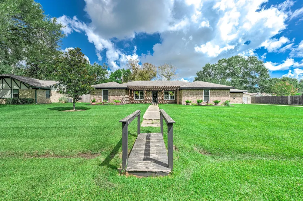 63 E County Road 136 Alvin, TX 77511
