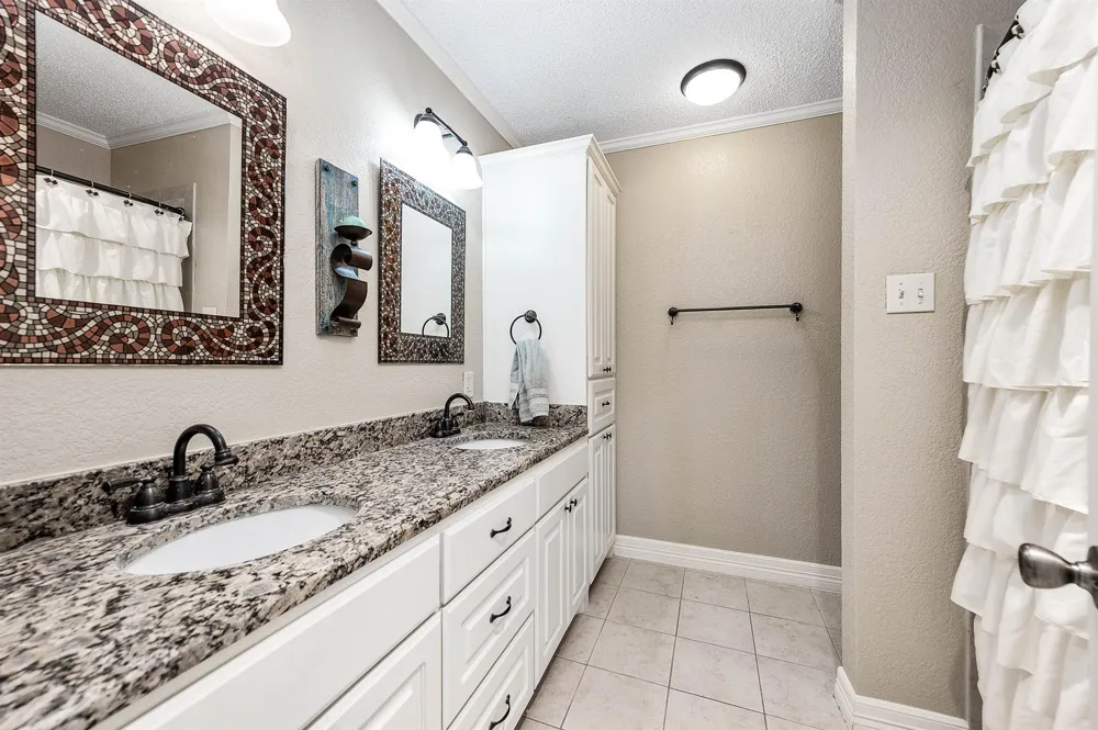 63 E County Road 136 Alvin, TX 77511