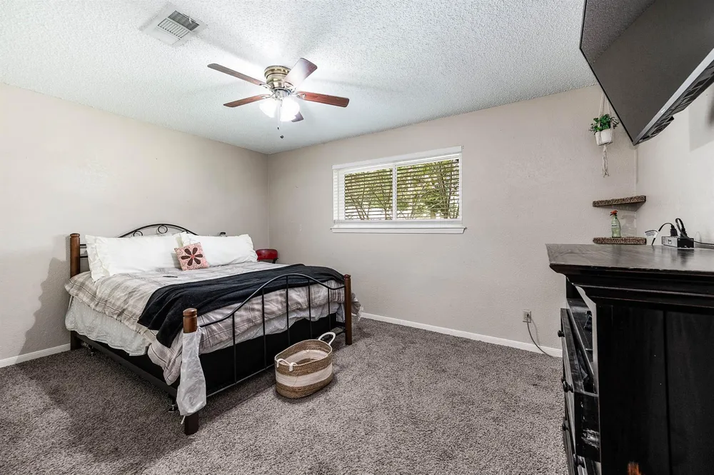 63 E County Road 136 Alvin, TX 77511