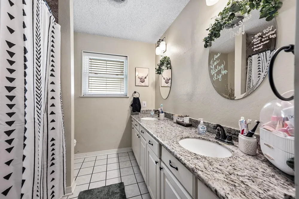 63 E County Road 136 Alvin, TX 77511