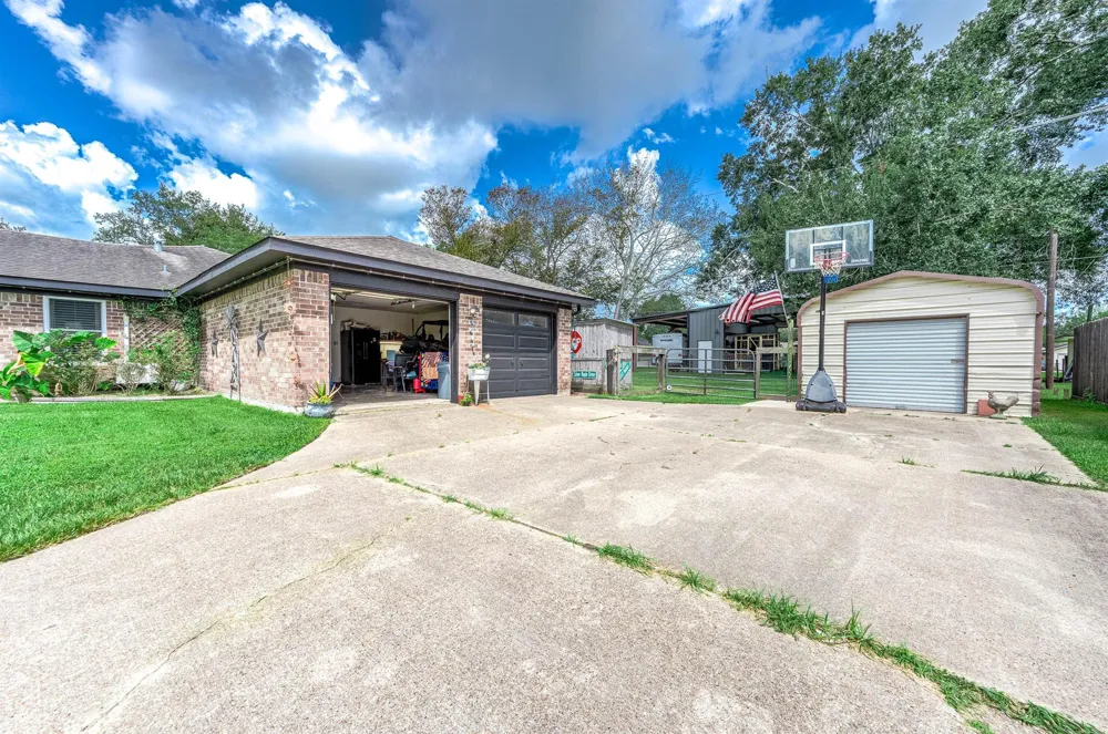 63 E County Road 136 Alvin, TX 77511
