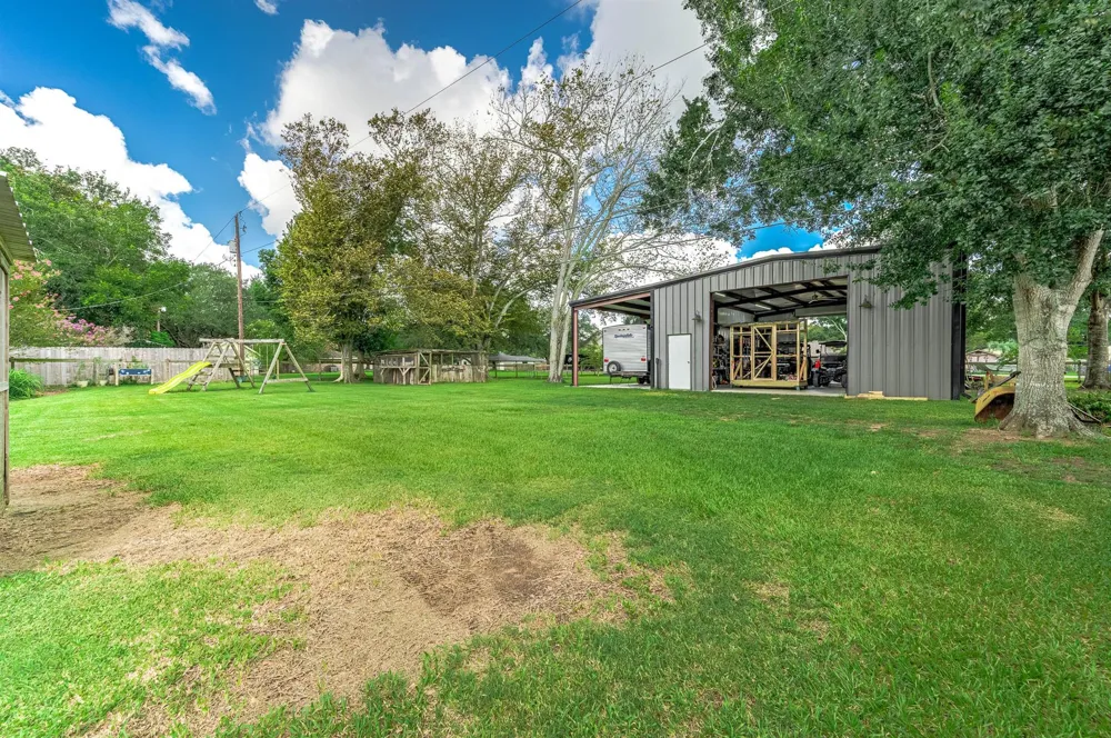 63 E County Road 136 Alvin, TX 77511