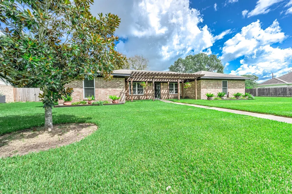 63 E County Road 136 Alvin, TX 77511