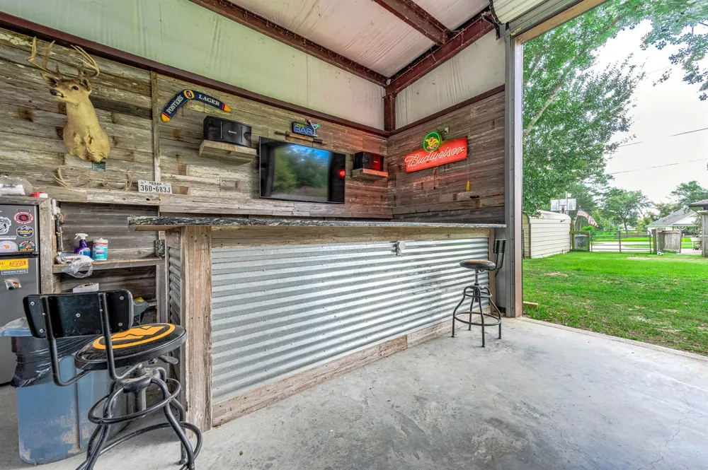 63 E County Road 136 Alvin, TX 77511
