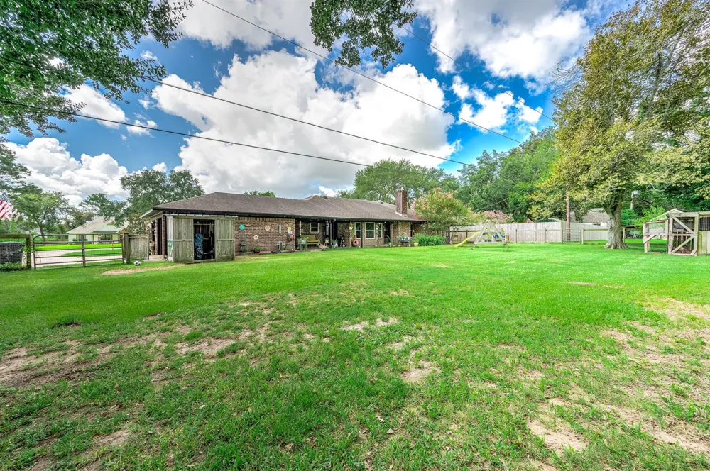 63 E County Road 136 Alvin, TX 77511