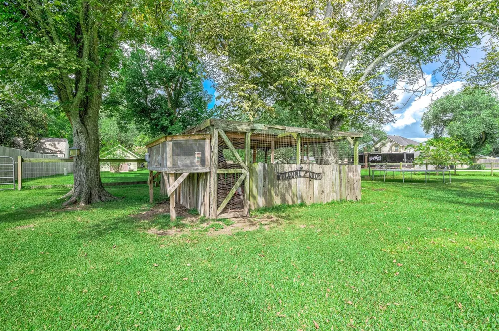 63 E County Road 136 Alvin, TX 77511