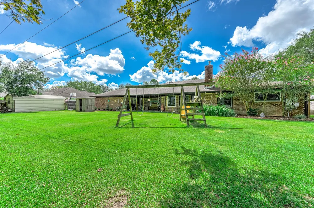 63 E County Road 136 Alvin, TX 77511