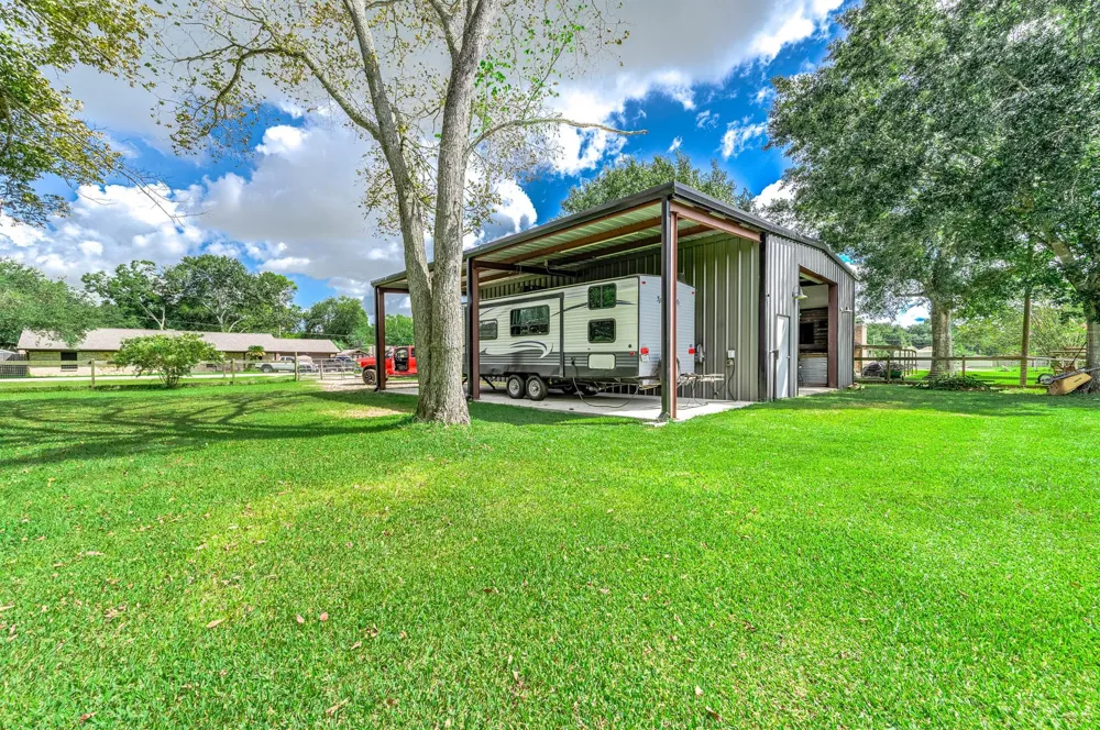 63 E County Road 136 Alvin, TX 77511