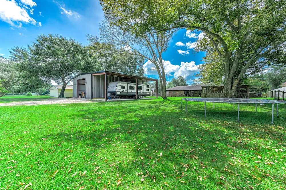 63 E County Road 136 Alvin, TX 77511