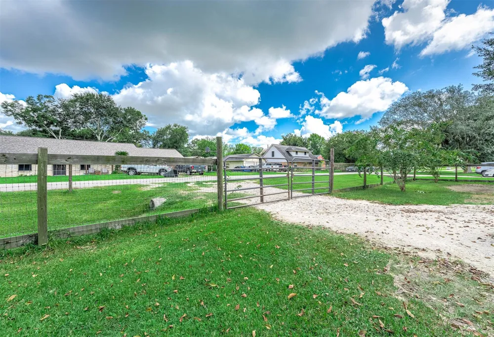 63 E County Road 136 Alvin, TX 77511