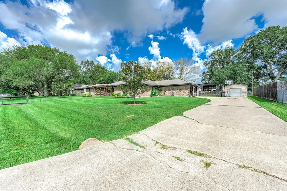 63 E County Road 136 Alvin, TX 77511