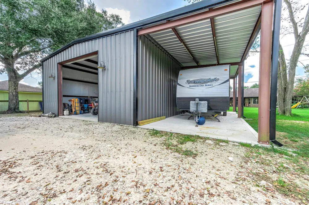 63 E County Road 136 Alvin, TX 77511