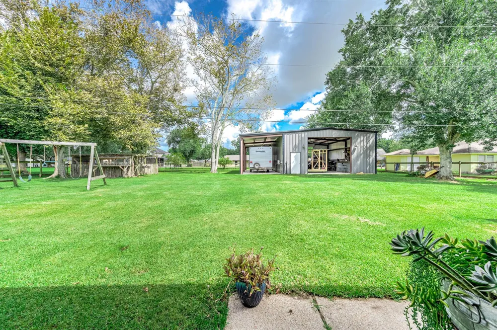 63 E County Road 136 Alvin, TX 77511