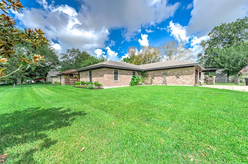 63 E County Road 136 Alvin, TX 77511