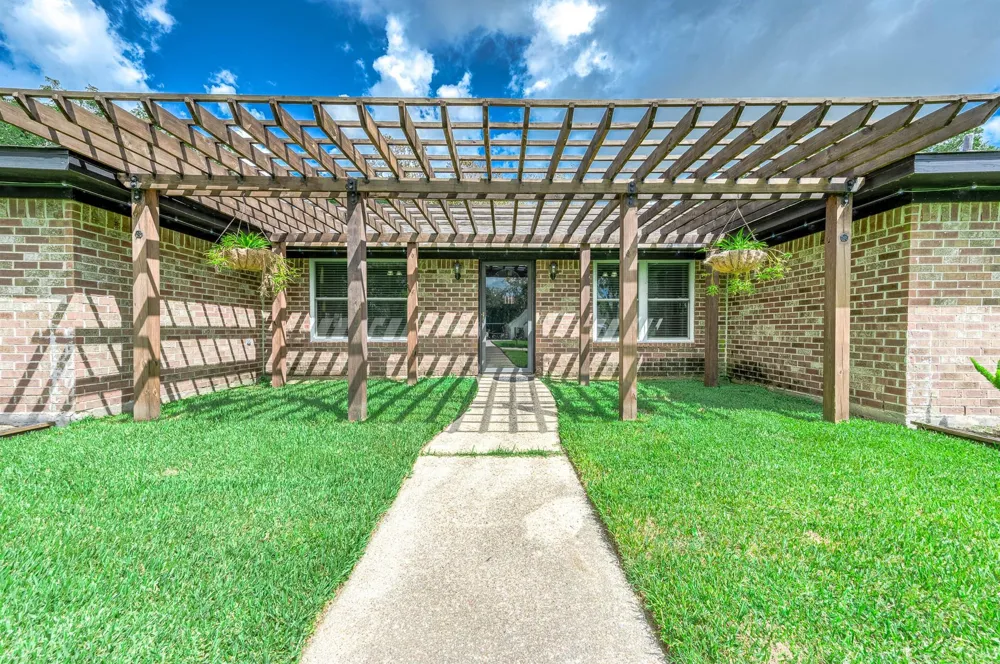 63 E County Road 136 Alvin, TX 77511