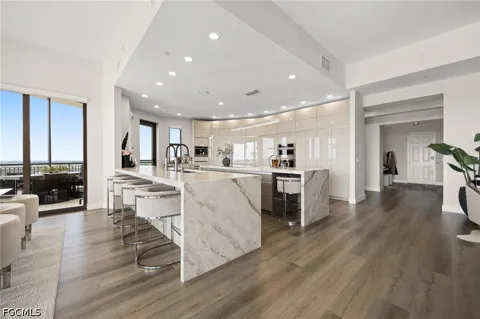 Riva Del Lago Drive #2104