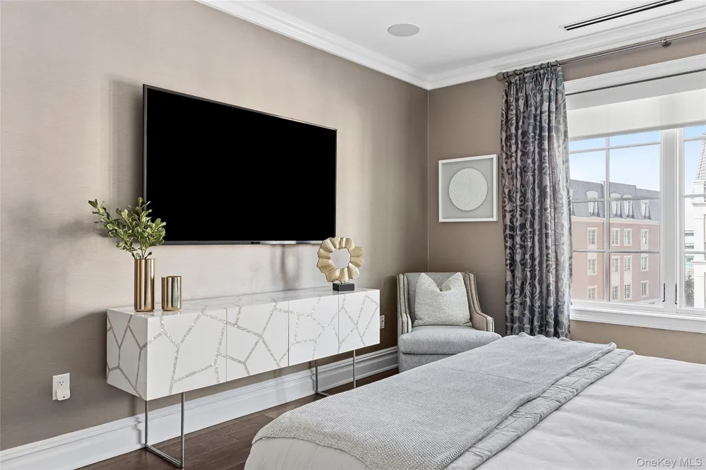 1000 Royal Court #1207 North Hills, NY 11040