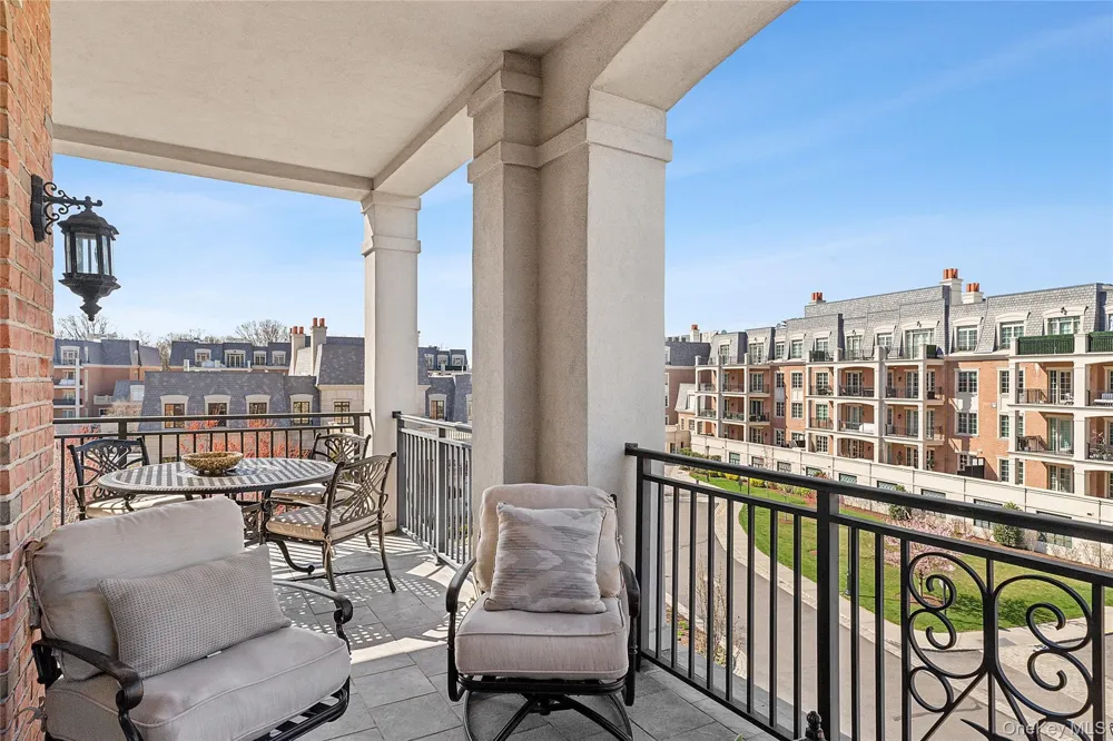 1000 Royal Court #1207 North Hills, NY 11040