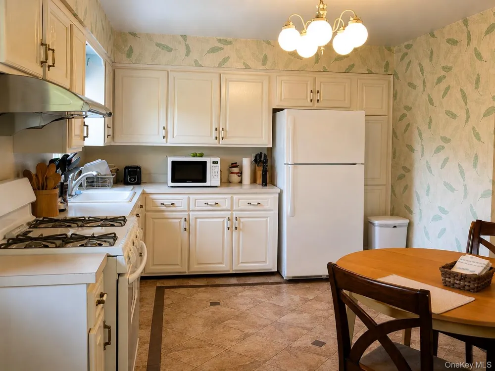 174 Waverly Road Scarsdale, NY 10583